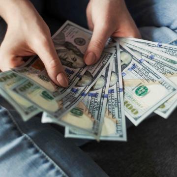 Junge Frau zählt Geld