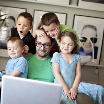 vater mit vier kindern beim video call