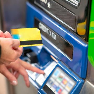 frau bedient geldkarte an atm