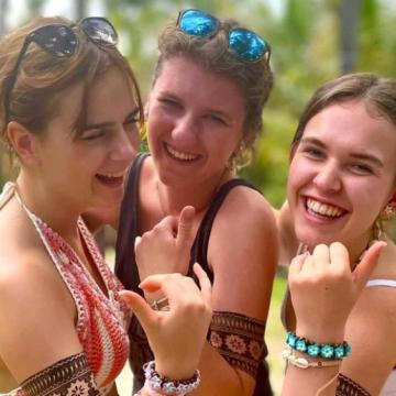 Julia mit ihren Freundinnen auf Hawaii