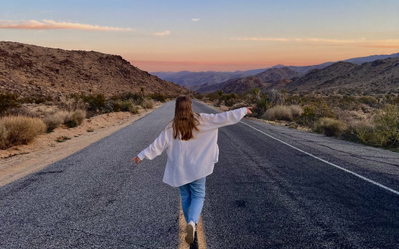 au pair läuft in der wüste den highway runter