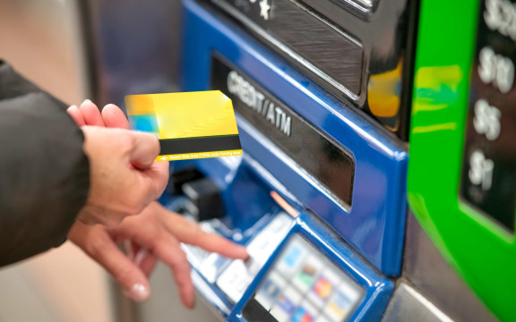 frau bedient geldkarte an atm