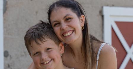 Deine Voraussetzungen Au pair umarmt Gastkind