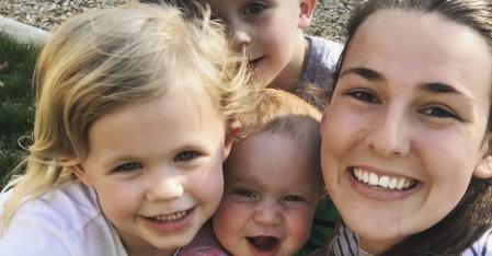 Deine Aufgaben au pair mit drei kleinen Gastkindern auf dem Schoss