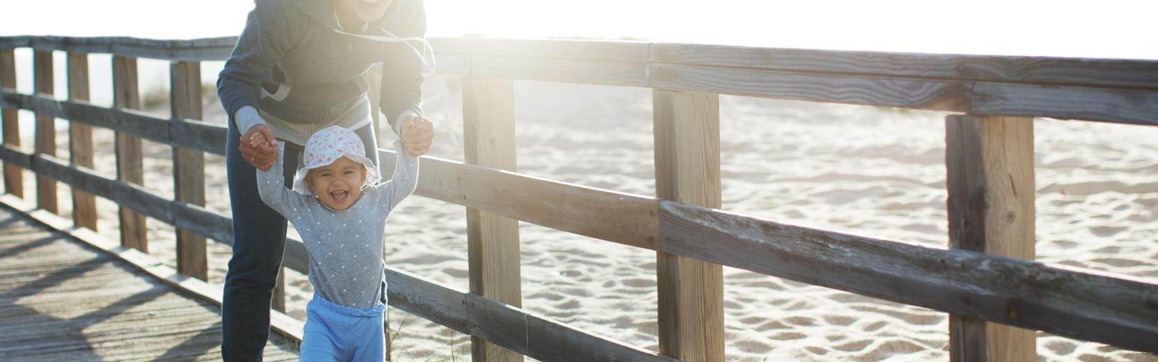 Au Pair mit Kind am Meer