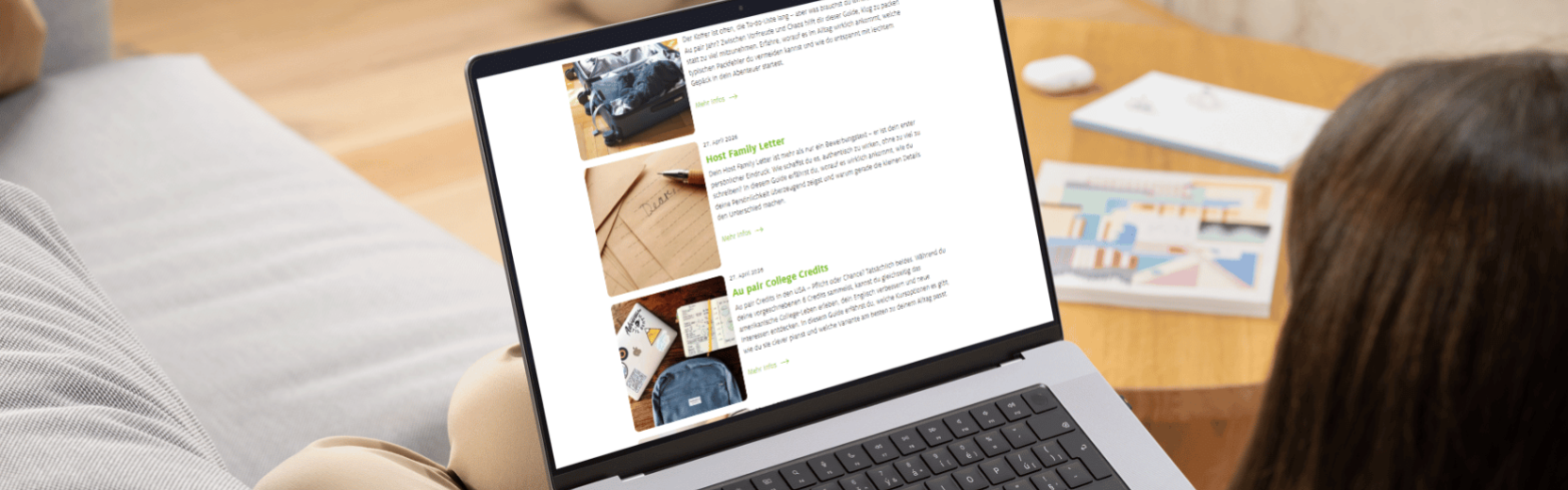 Frau schaut sich den AuPairCare Blog auf Laptop an