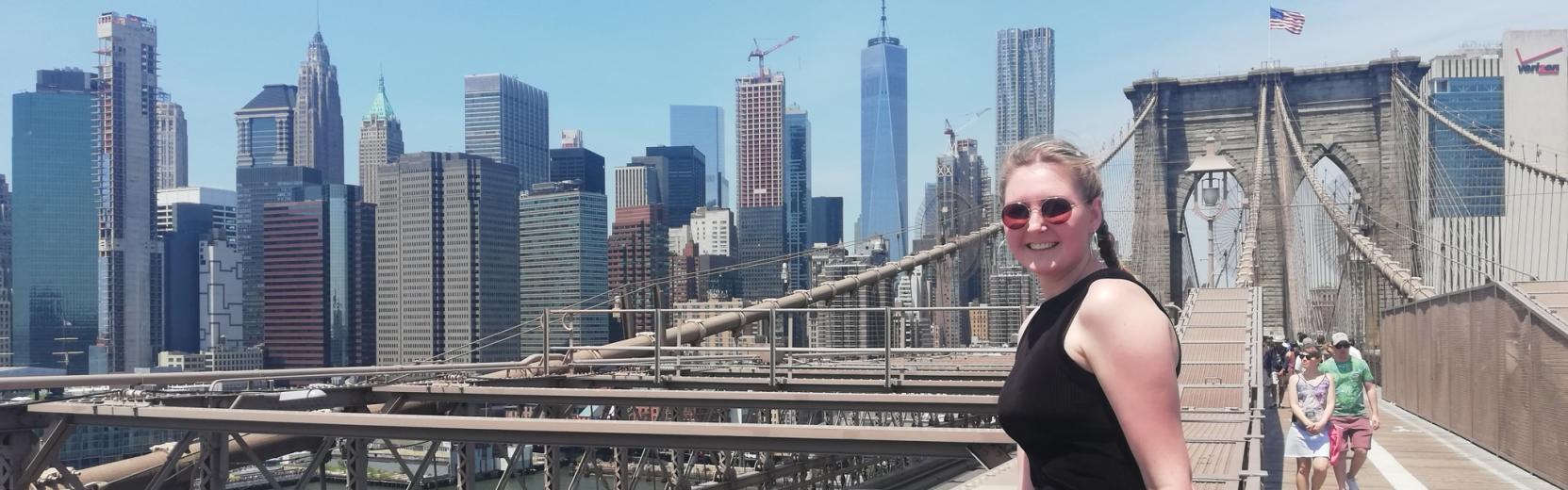 Laura in New York City Au pair Laura auf der Brooklyn Bridge