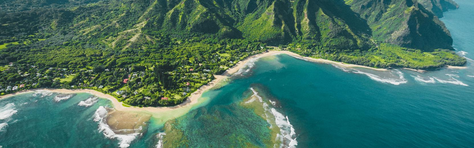 Blick auf Berge und Meer auf Hawaii