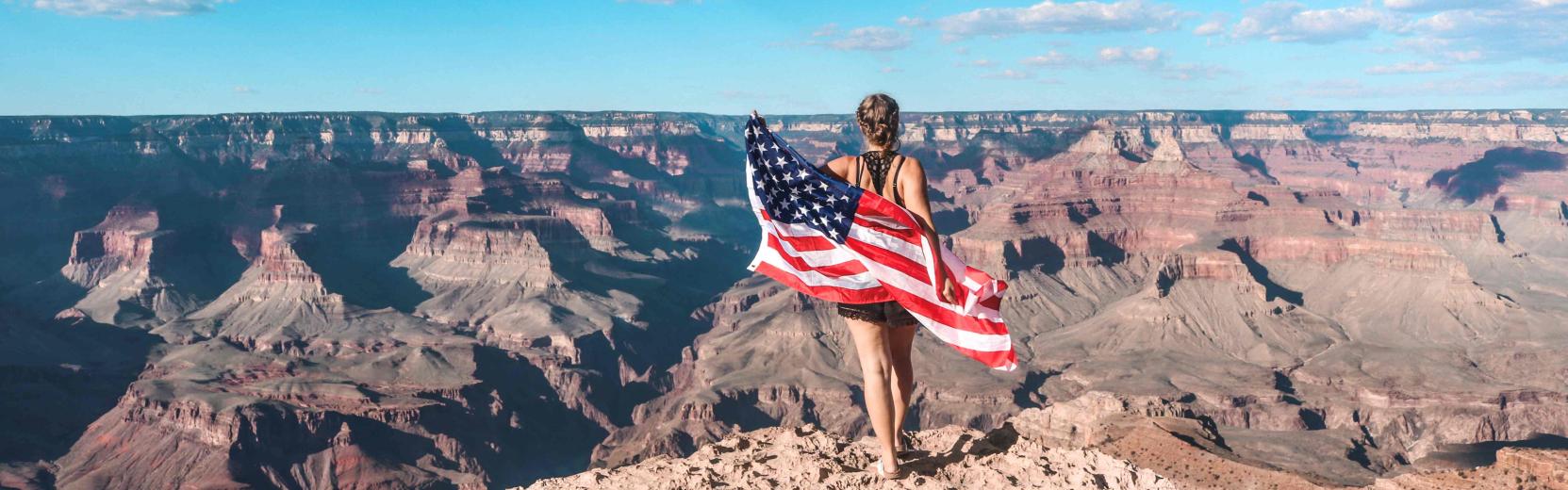 au pair mit us flagge im grand canyon