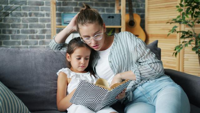 Au pair liest Gastkind vor