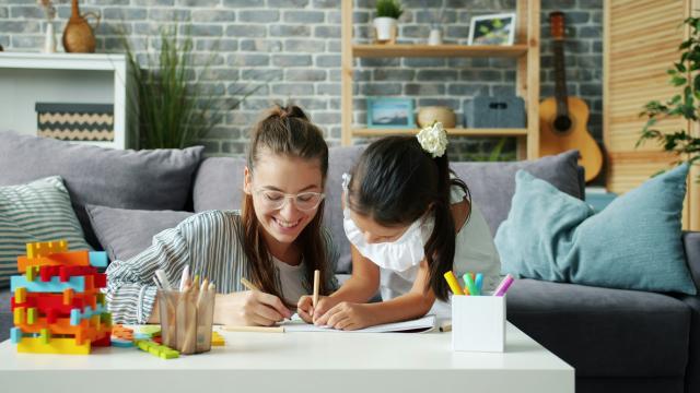Au pair malt mit Mädchen