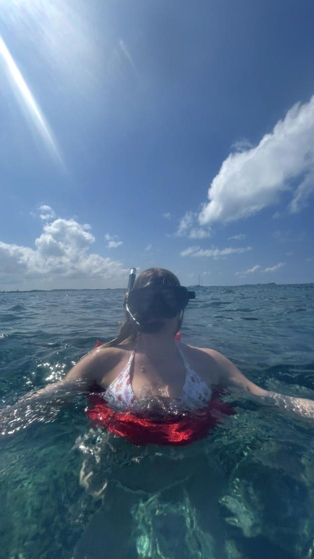 Beverly auf mit Schnorchel im Wasser