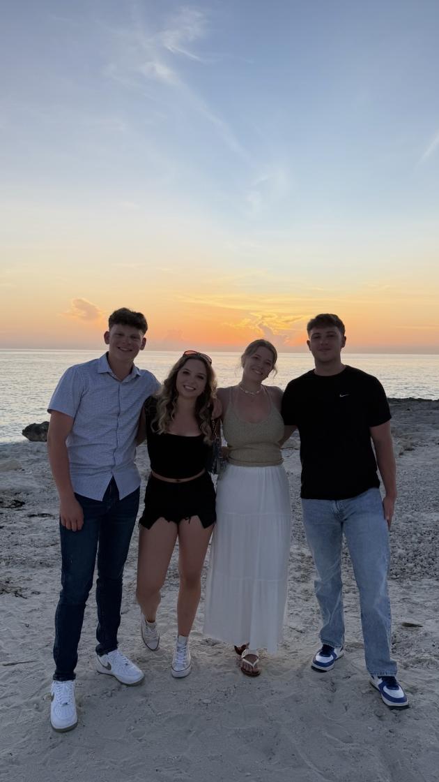 Beverly mit Freunden am Strand