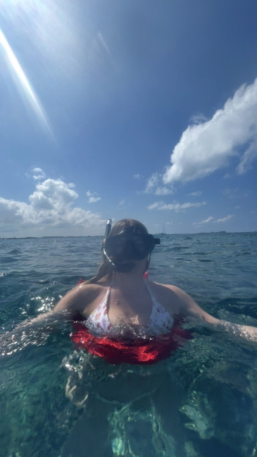 Beverly auf mit Schnorchel im Wasser