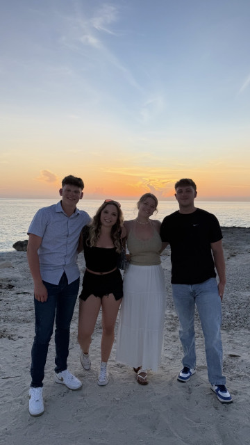 Beverly mit Freunden am Strand