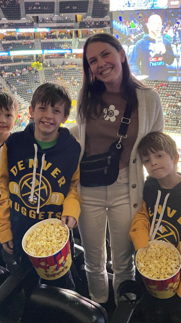 Au pair mit Gastkids beim Ice Hockey