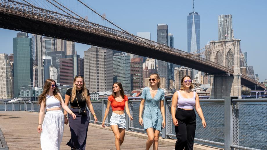 gruppe aus 5 aus pairs laufen entlang der brooklyn bridge