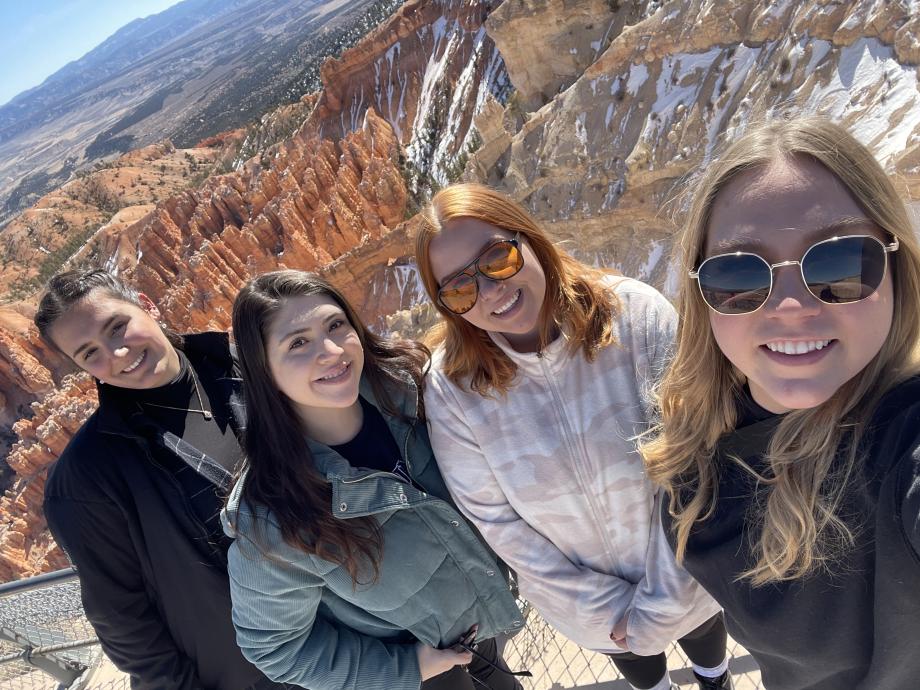 junge menschen vor dem canyon