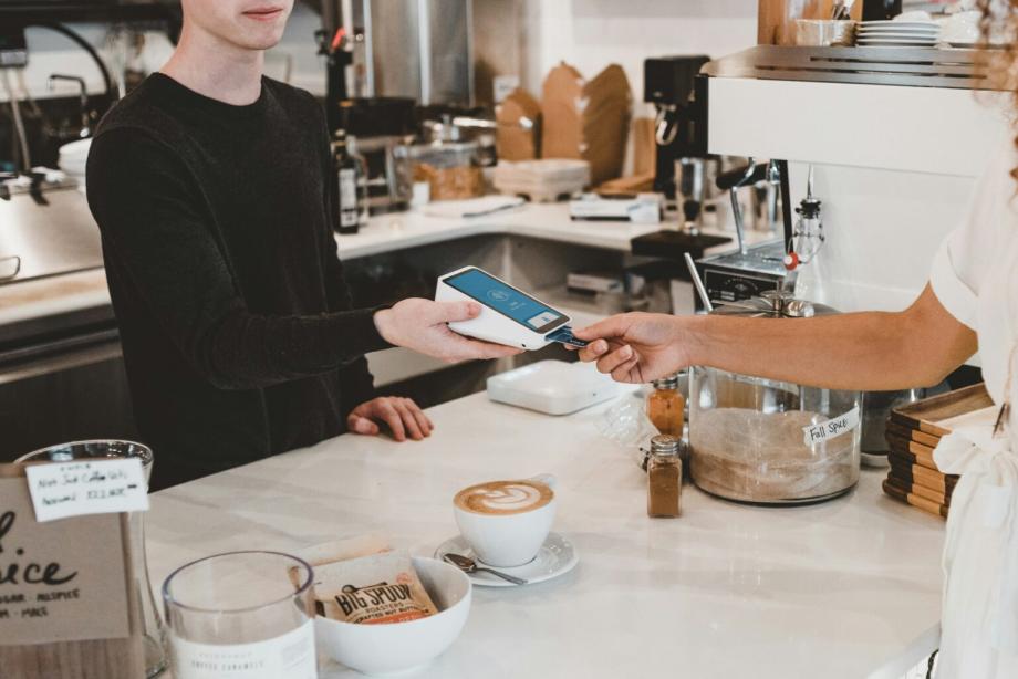 Bezahlung im Coffeeshop per Karte