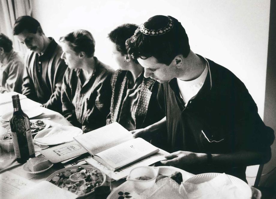 Gruppe sitzt am Tisch bei der Seder-Feier