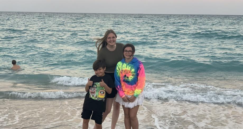 Au pair Laura während eines Urlaubs in Florida Laura und ihre Gastkindern am Meer