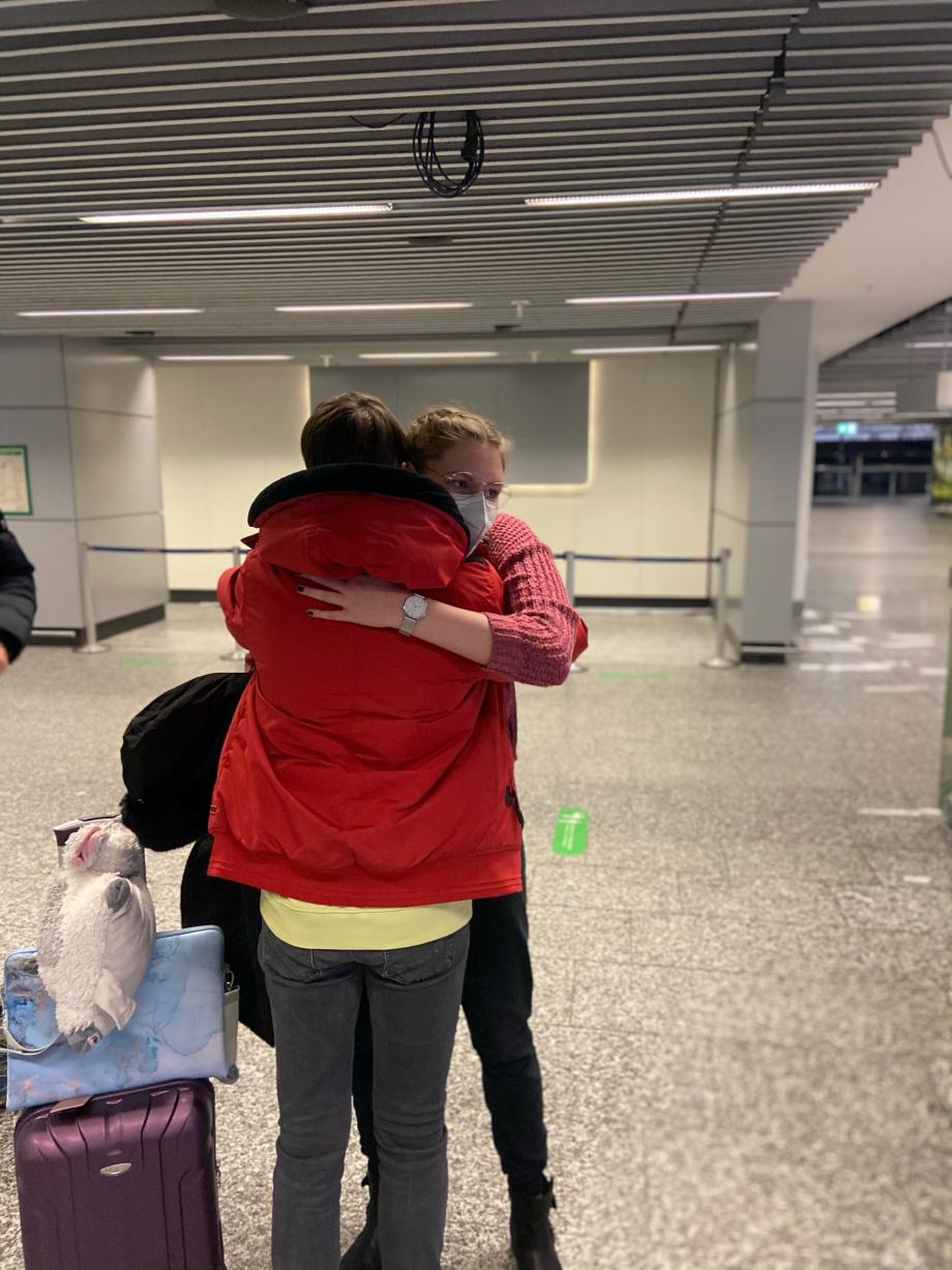 Au Pair Laura trifft ihre Gastfamilie Laura umarmt ihre Gastfamilie am Flughafen