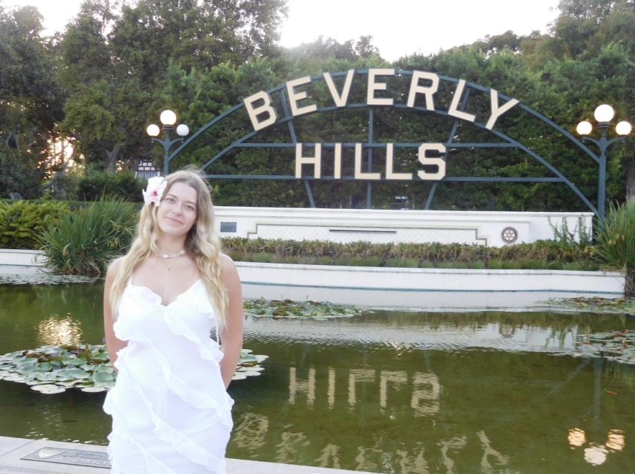 Beverly Hills vor Beverly Hills Schild in den USA