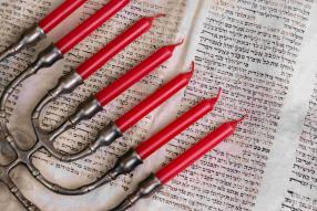 Menora und hebräischer Text