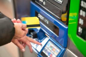 frau bedient geldkarte an atm