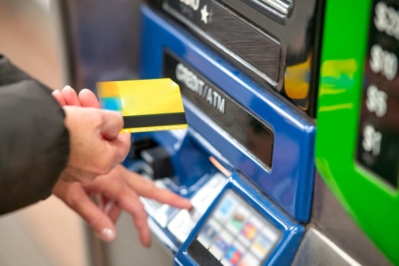 frau bedient geldkarte an atm